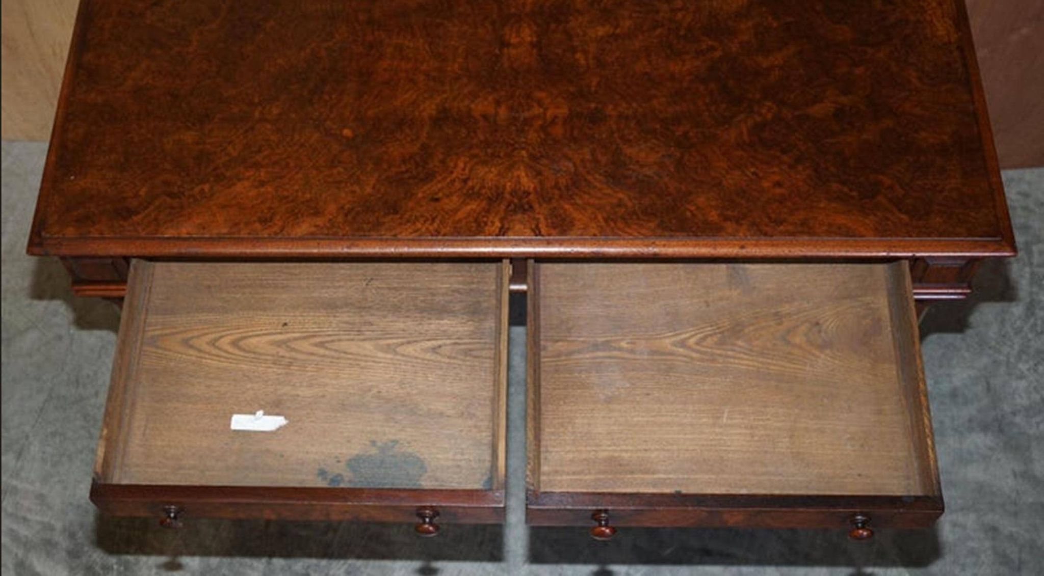 Table d'écriture Renaissance en noyer flamé style Pugin, vers 1850
