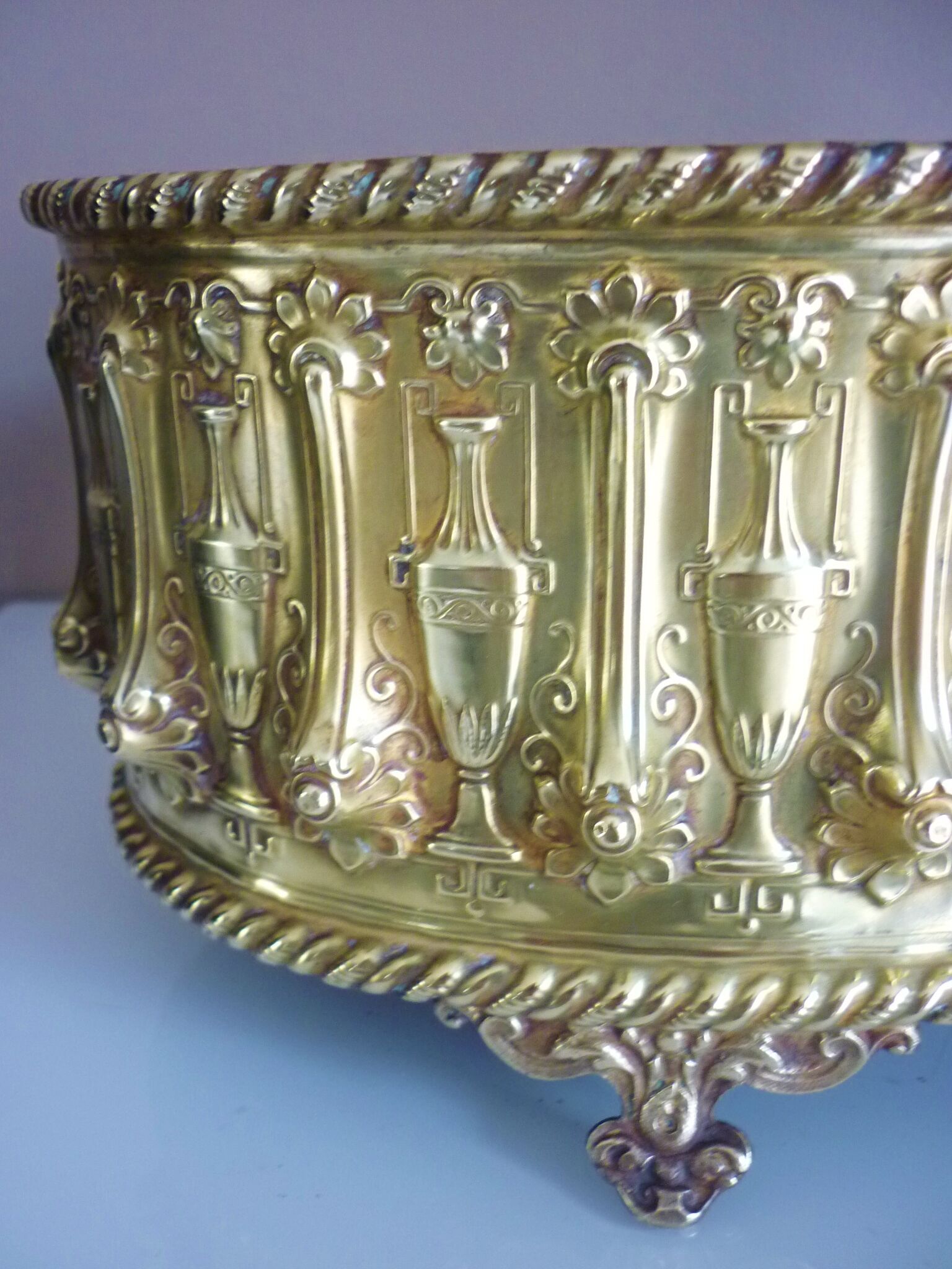 Old planter, repelled brass, nineteenth century, antique décor
