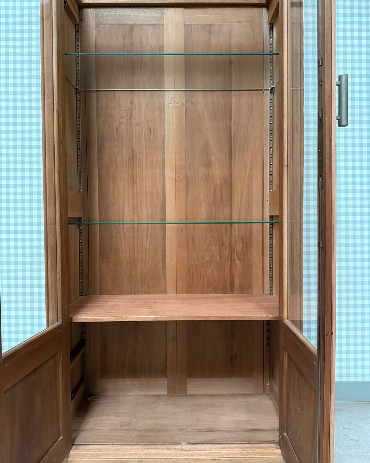 Large pharmacy display case (renovated)