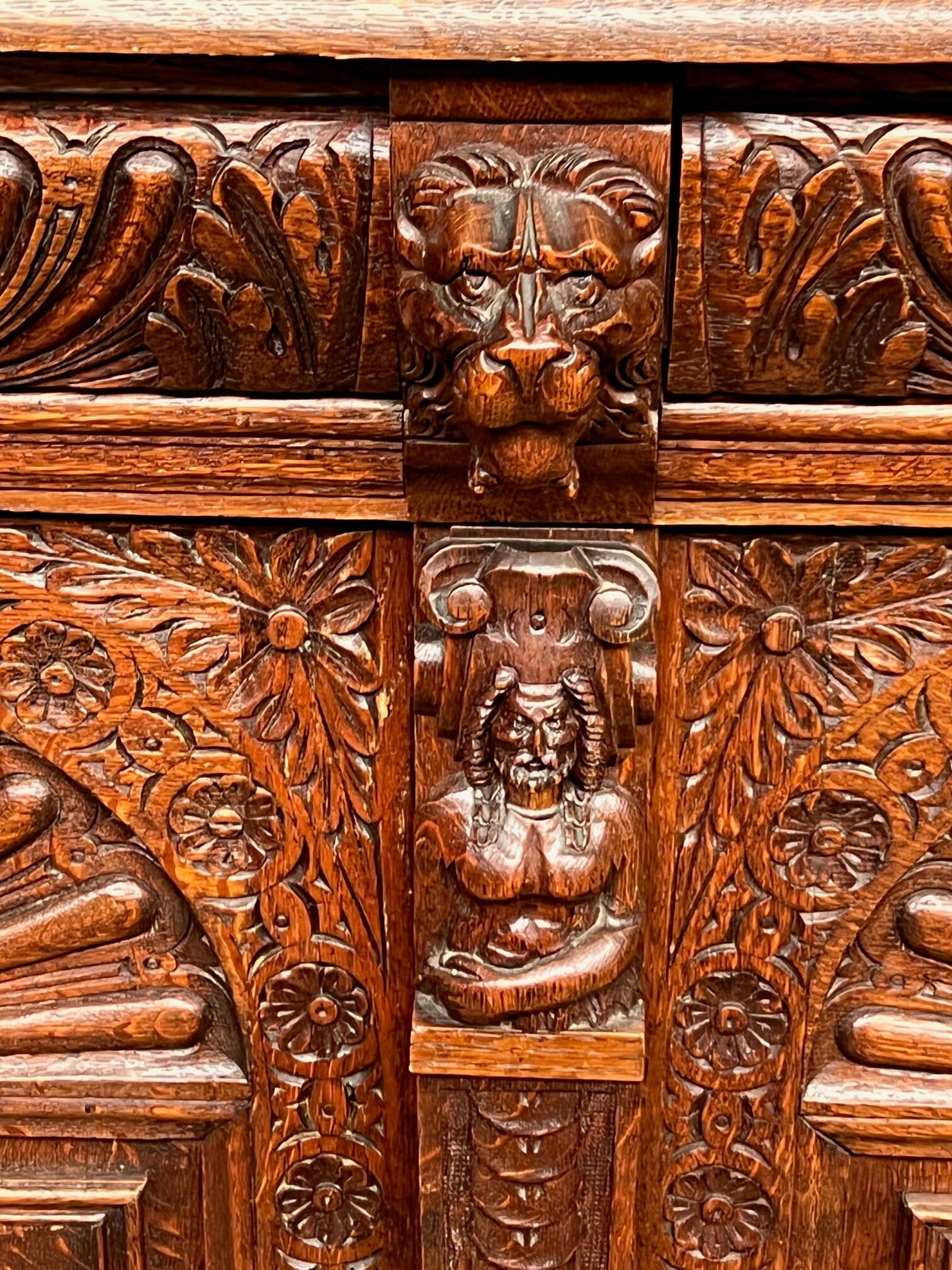 Commode de style Renaissance. Chêne sculpté.