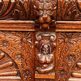 Commode de style Renaissance. Chêne sculpté.