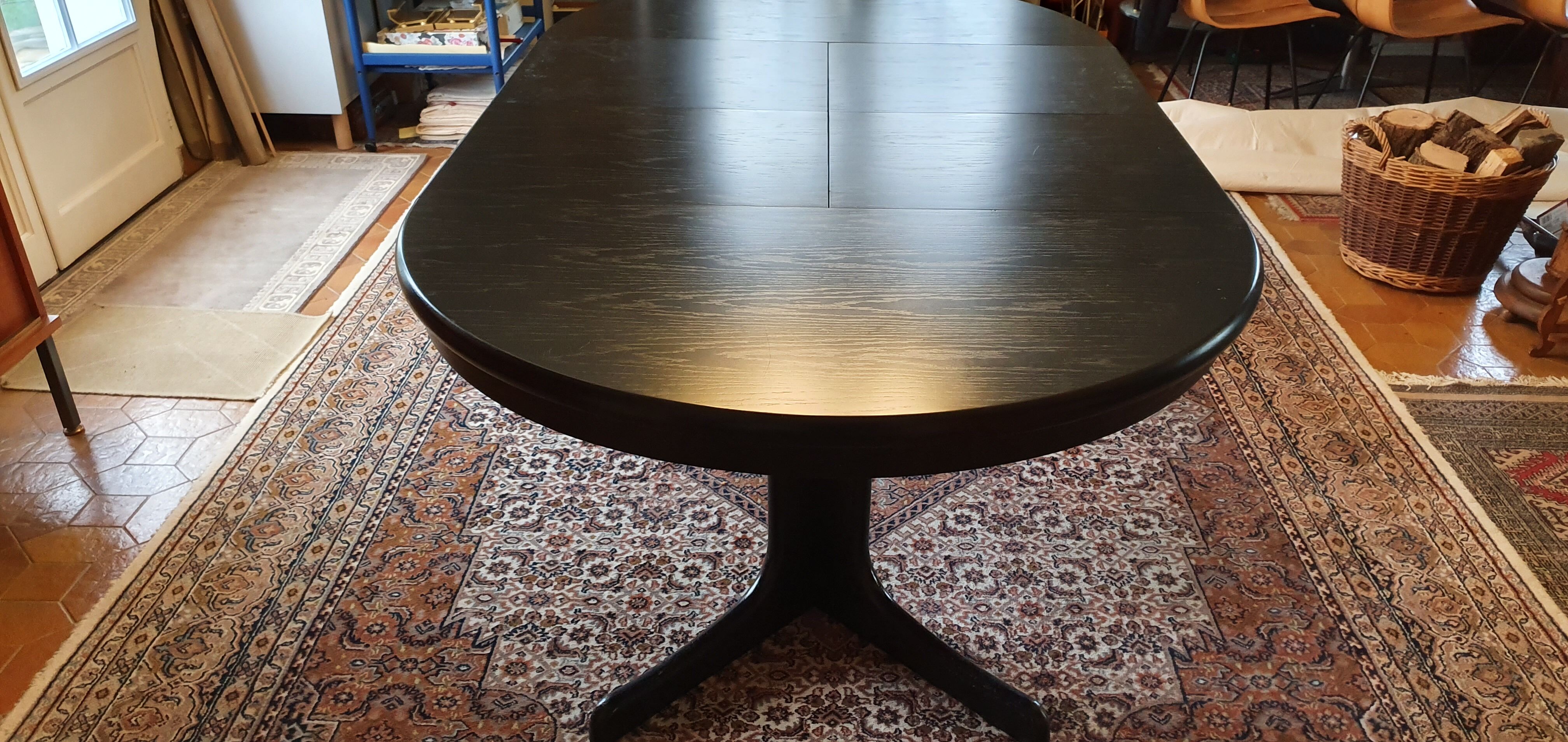 Baumann-type table with 4/8-person extensions.
