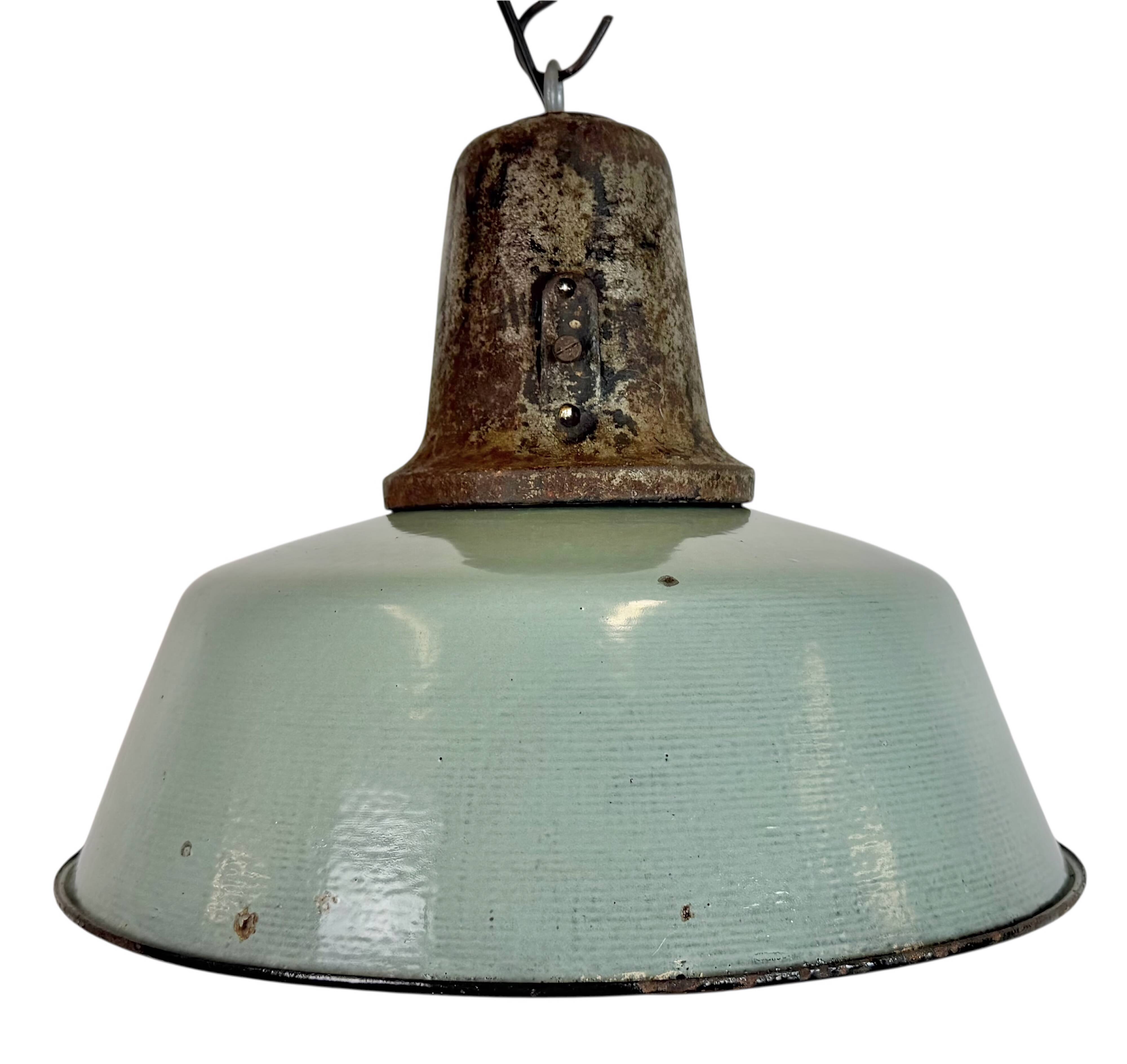Lampe d'usine industrielle en émail à pétrole avec dessus en fonte, années 1960