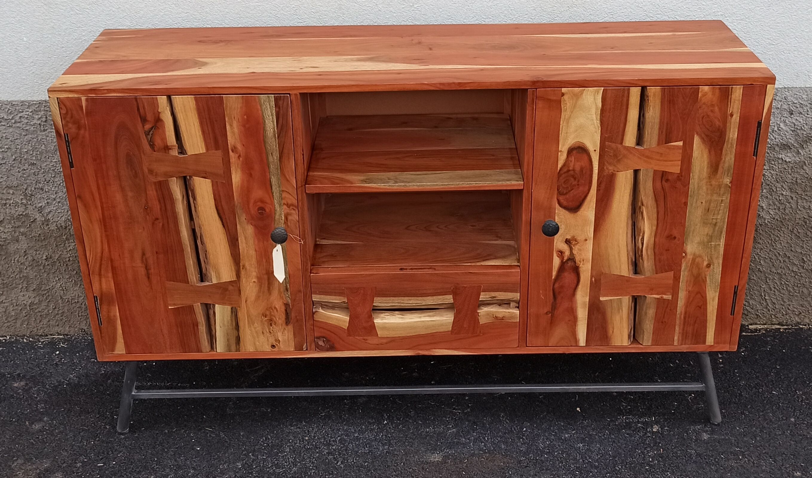 Buffet en bois avec deux portes, un tiroir et deux niches