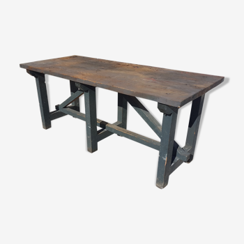 Table established of old shoemaker furniture