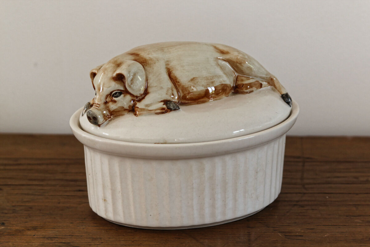 Terrine in faience, pig shape
