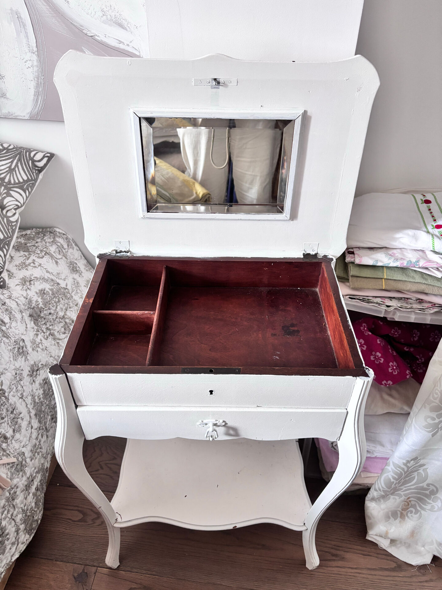Louis XV style dressing table with retractable mirror – White painted wood