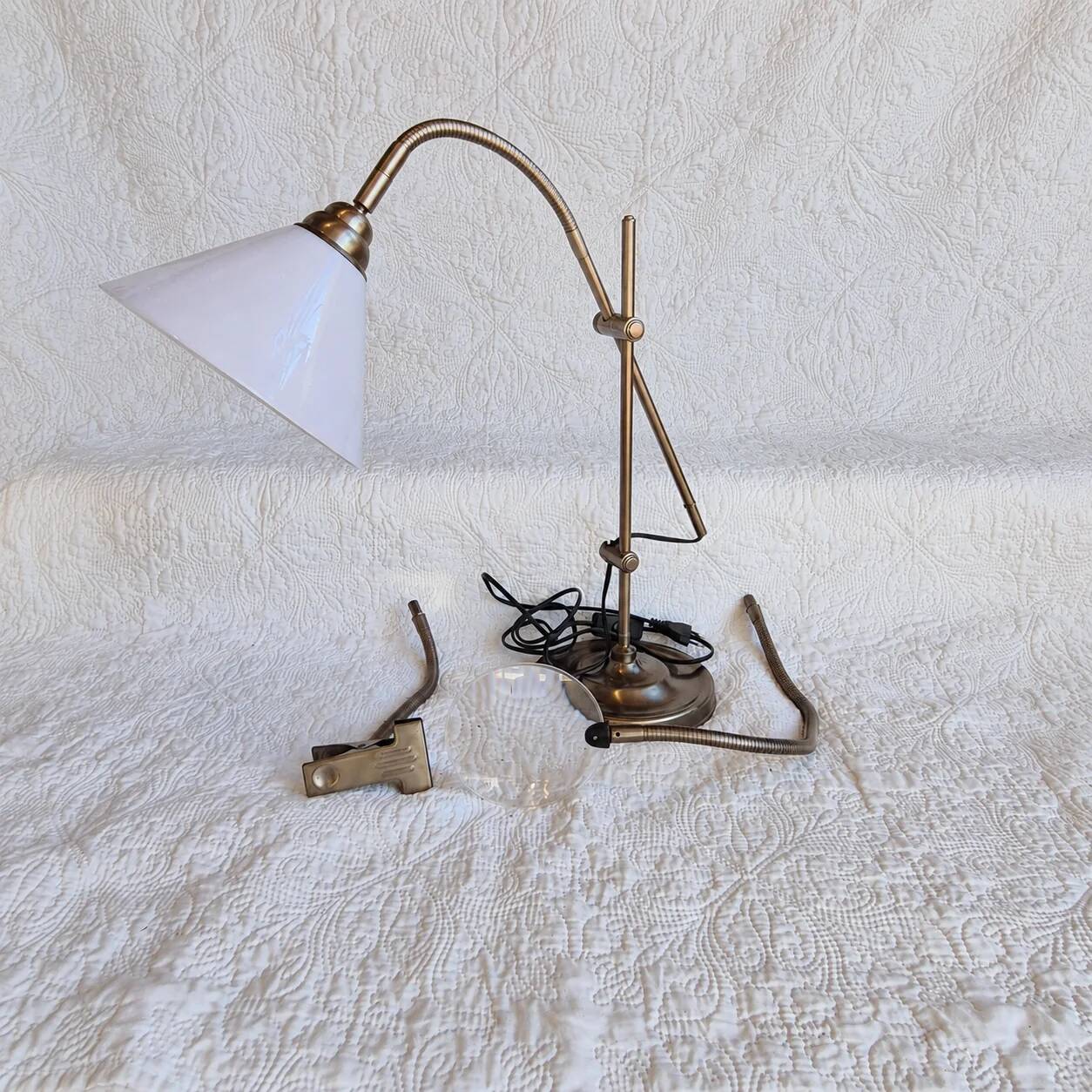 Articulated Daylight desk lamp with magnifying glass and clamp – Aged brass finish
