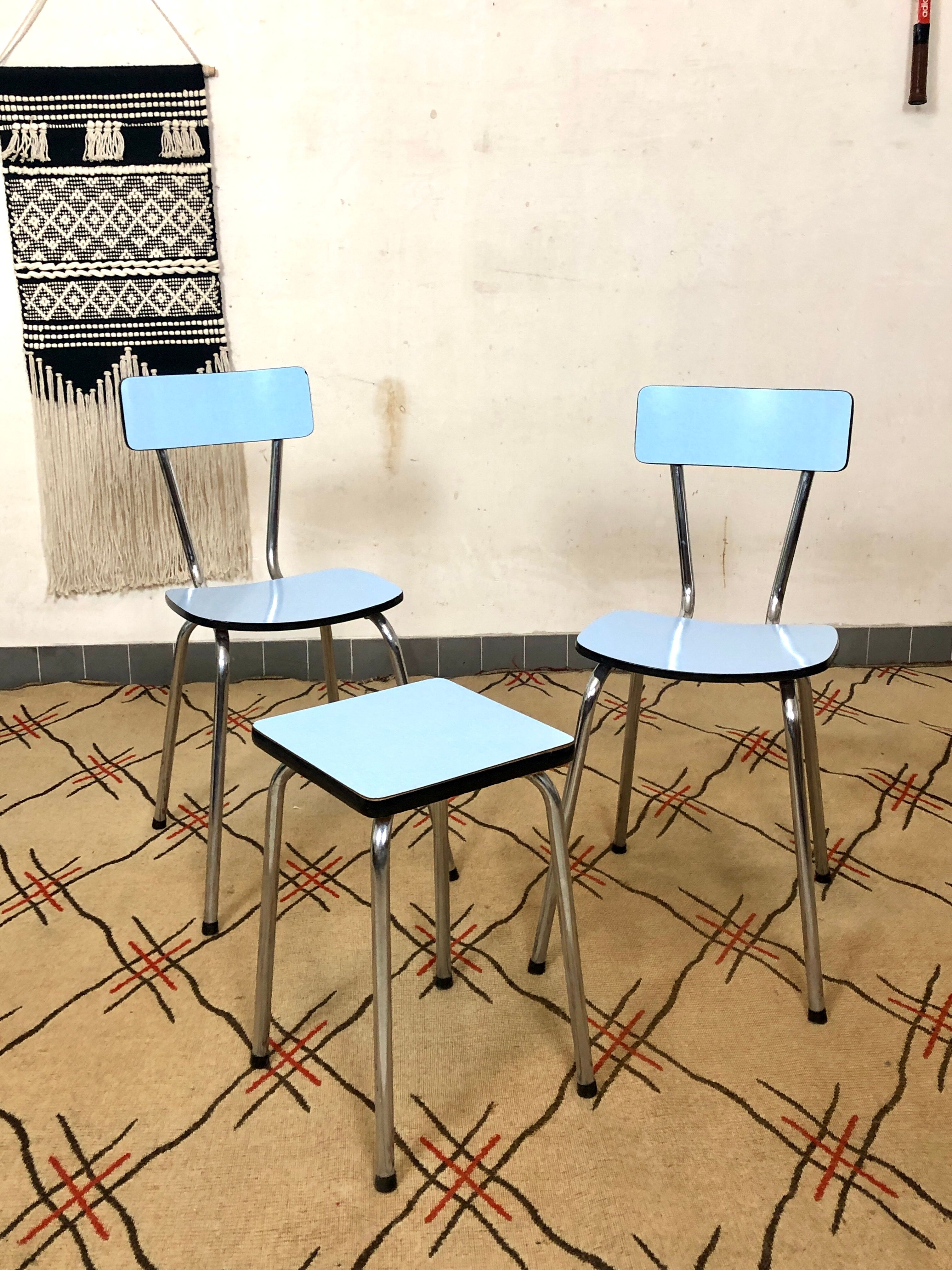 Ensemble de 2 chaises et 1 tabouret en formica