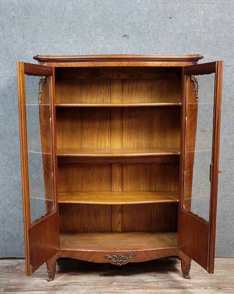 Bibliothéque galbée style Louis XV en bois de rose et marquéterie 1950