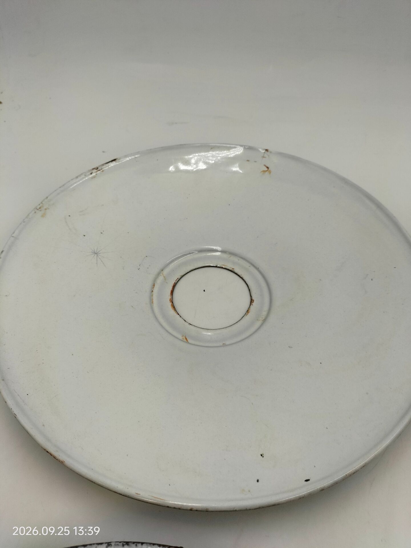 Enamelled sheet metal lampshade