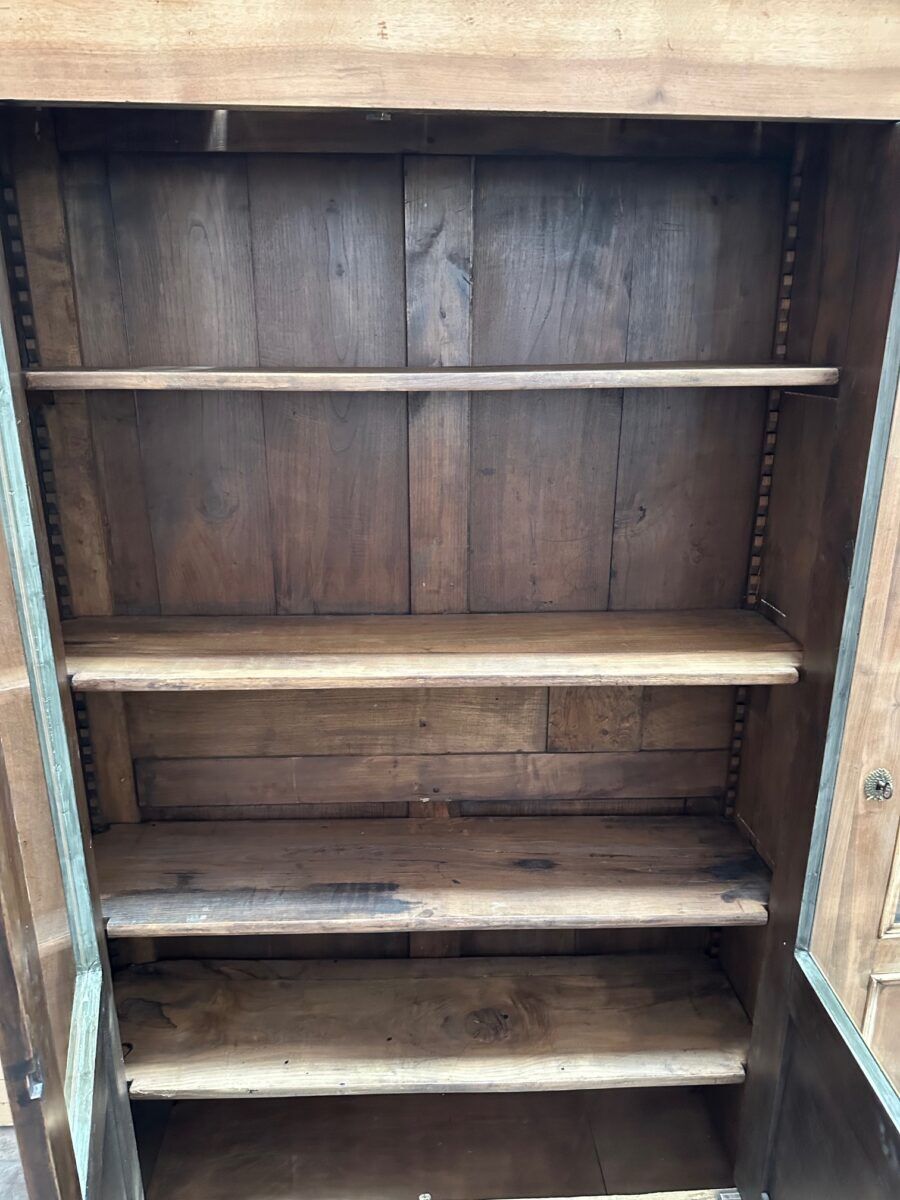 Showcase in fine walnut from the 19th century.