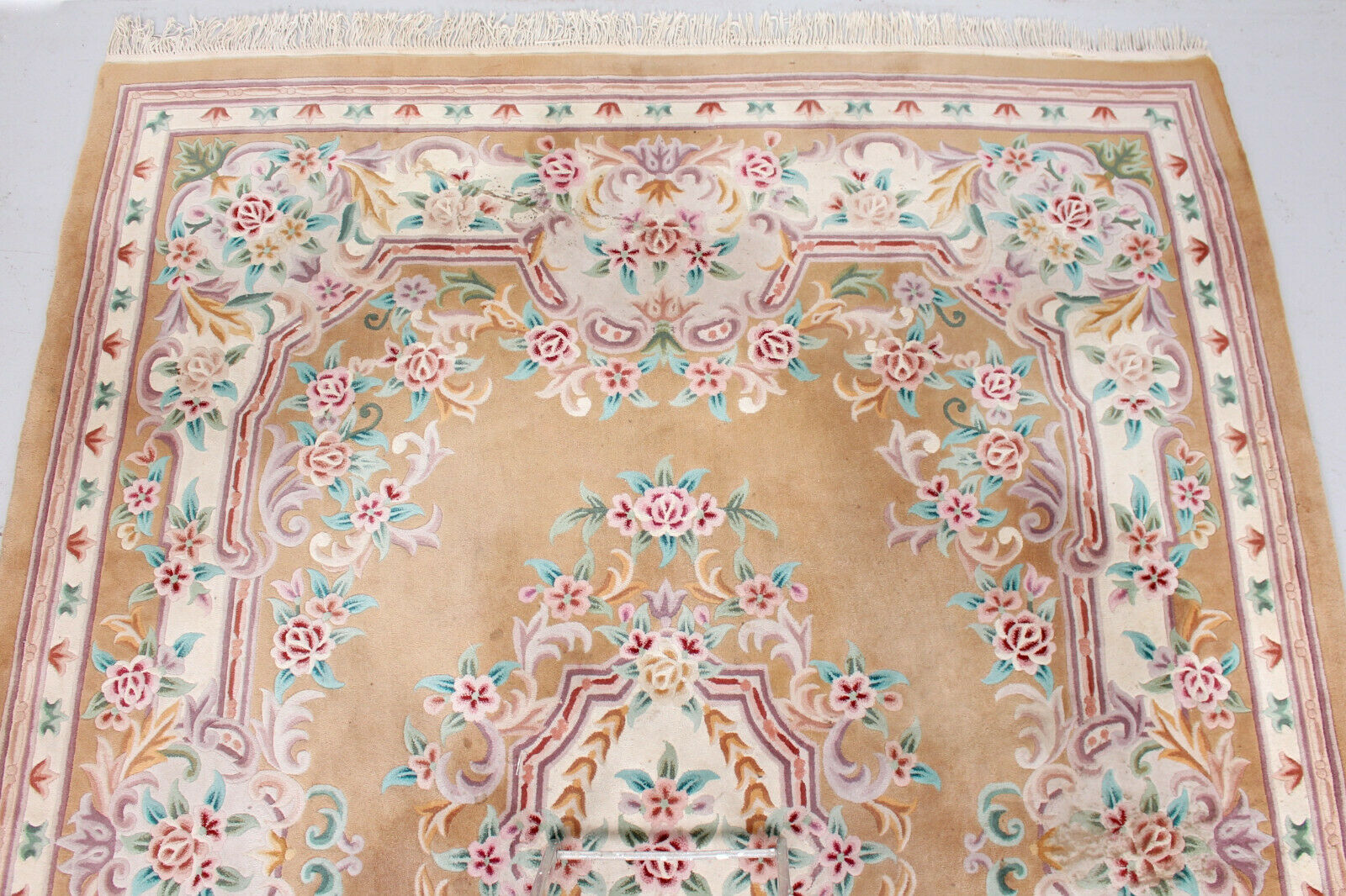Tapis de laine chinoise à franges avec motif floral sur fond beige 396x274cm