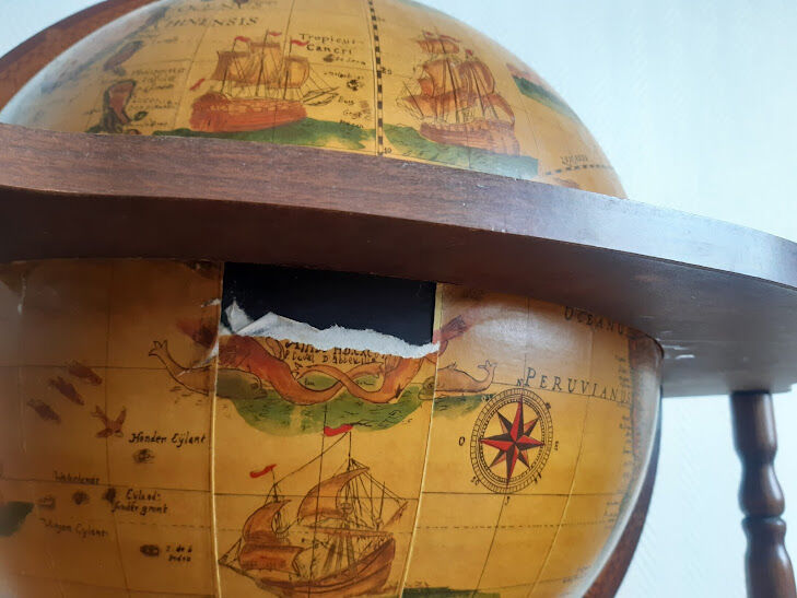 Vintage world map bar