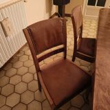 Table en noyer massif année 1930, pied central et 6 chaises en cuir cloutés