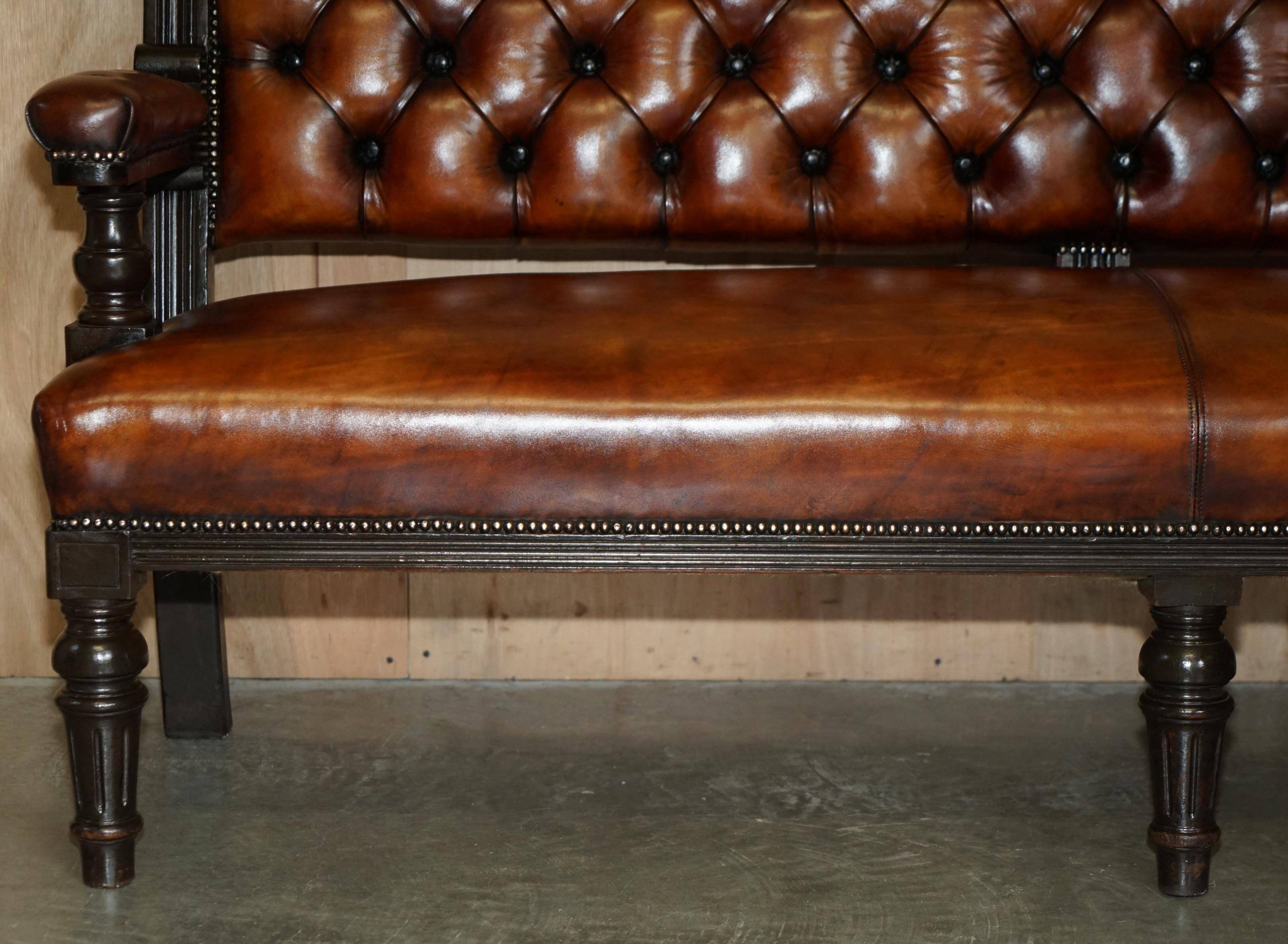 Banc de pub victorien Chesterfield en cuir restauré