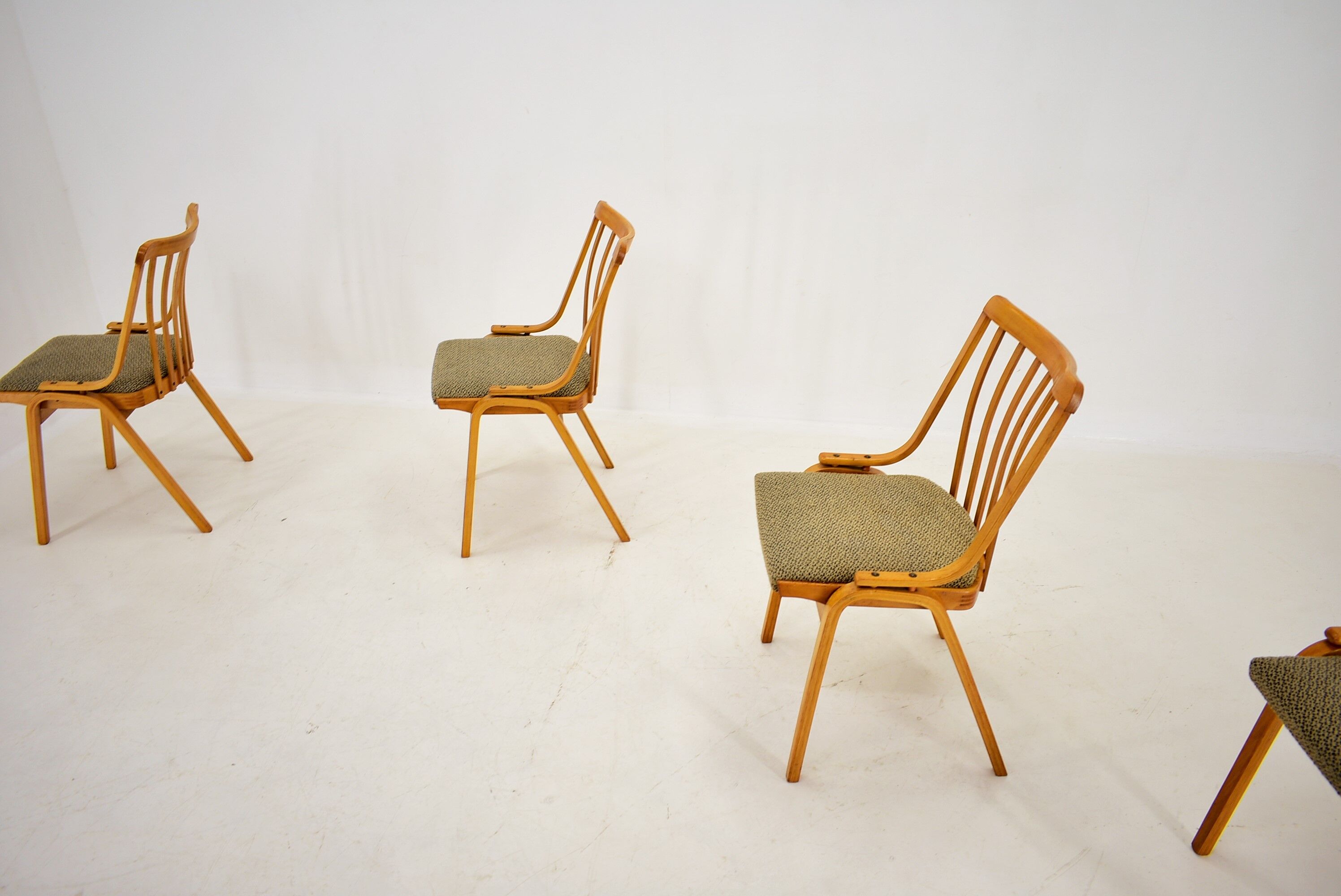 Ensemble de 4 chaises de salle à manger conçu par Antonín Šuman, années 1960