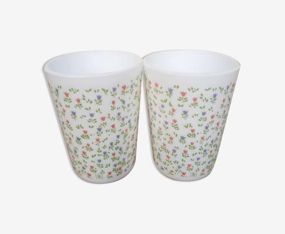 Deux verres en opaline motif floral