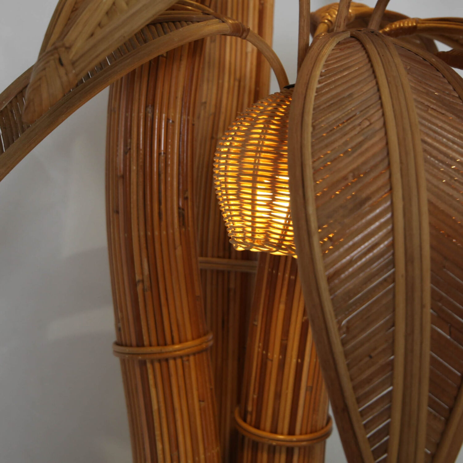 Large "coconut/palm" lamp in rattan
