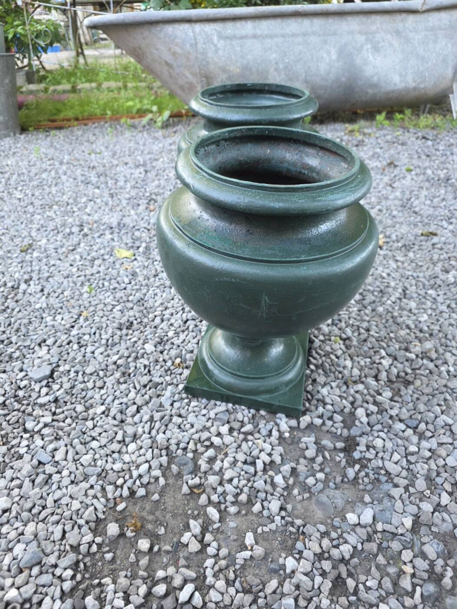 Pair of Medici vases in cast iron from the 19th century.