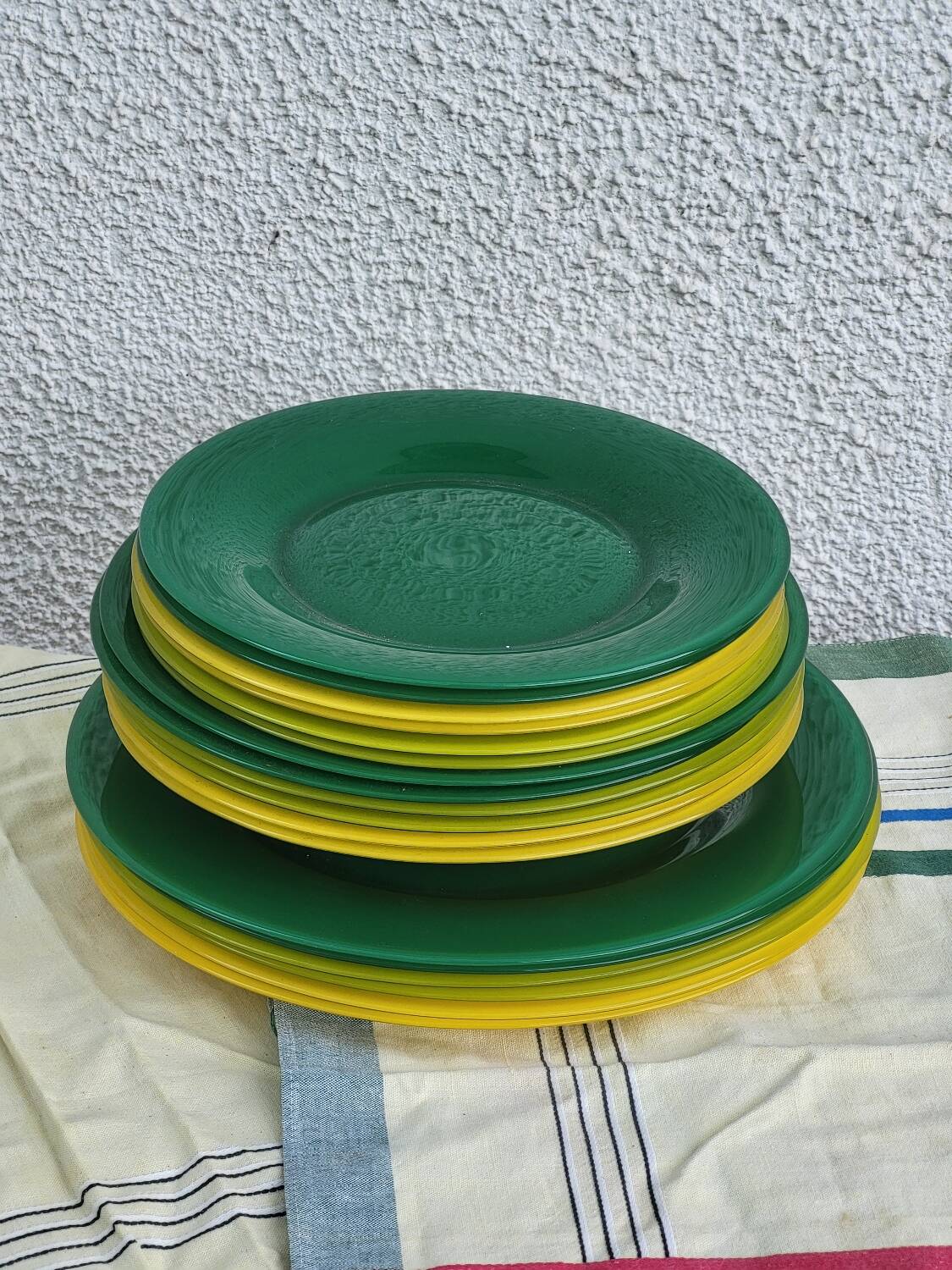 18 assiettes Memphis