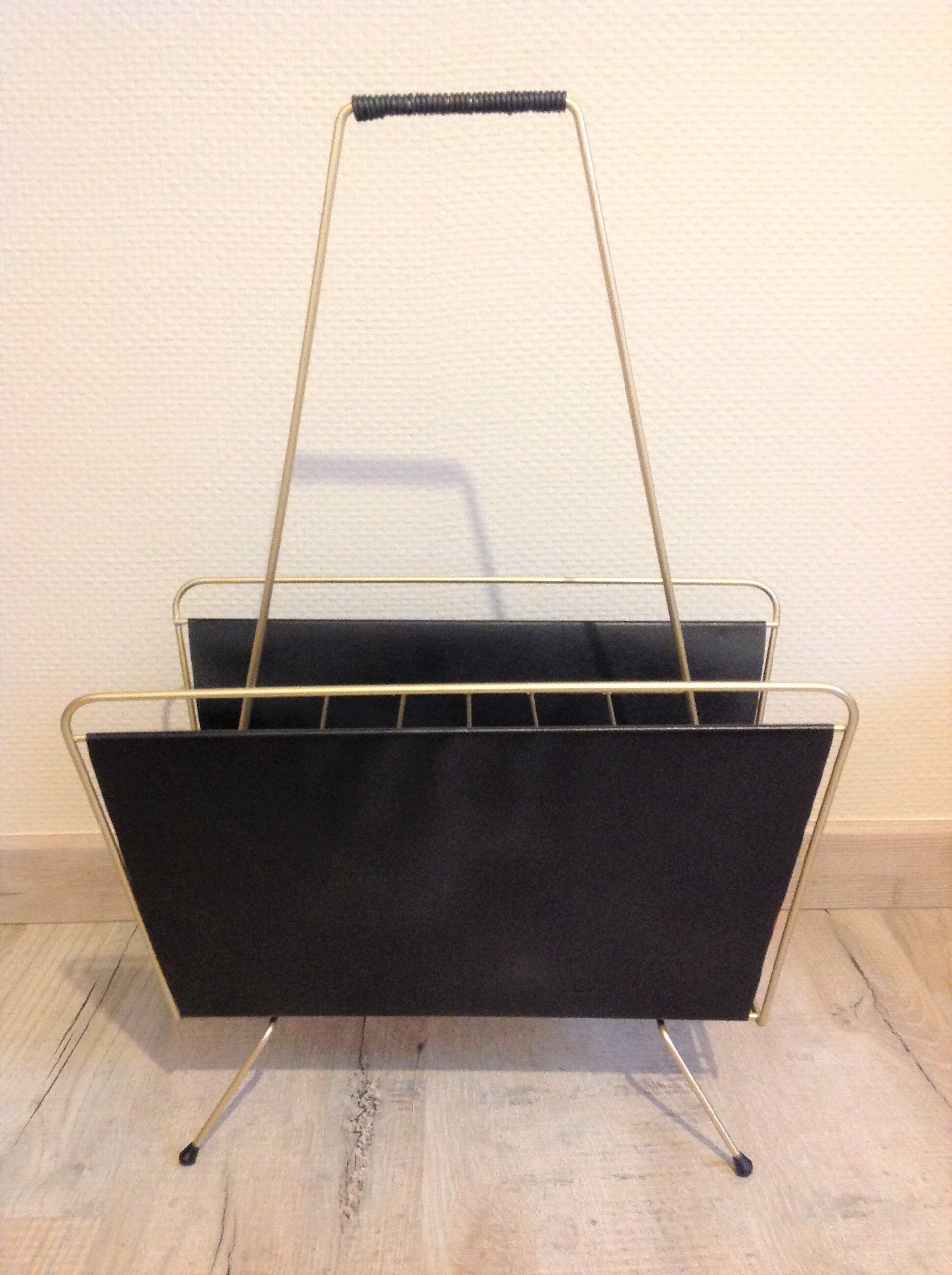 Magazine holder in gold metal and black / vintage dressing 60s-70s