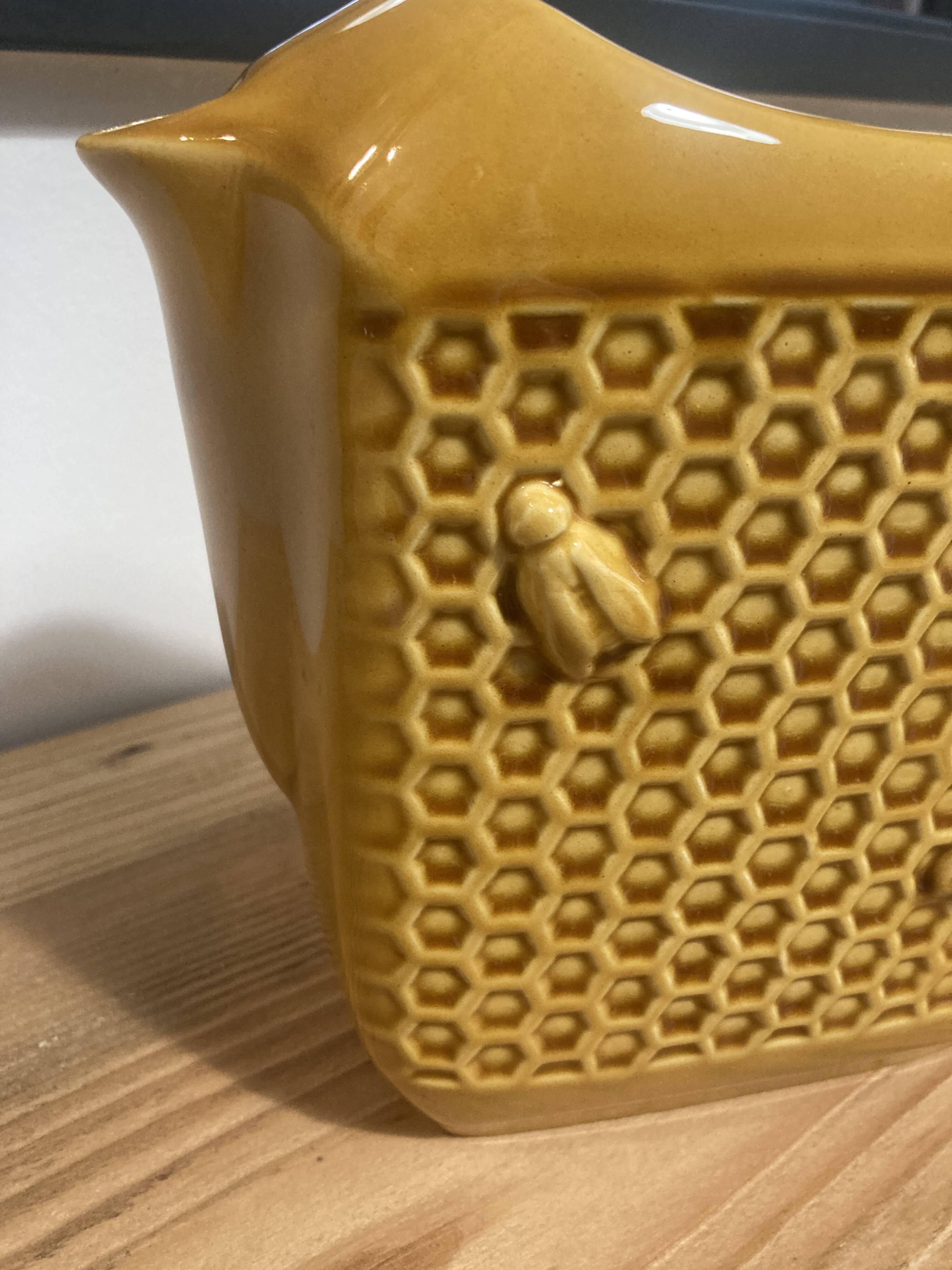 Abeilles slip pitcher signed Saint Clément