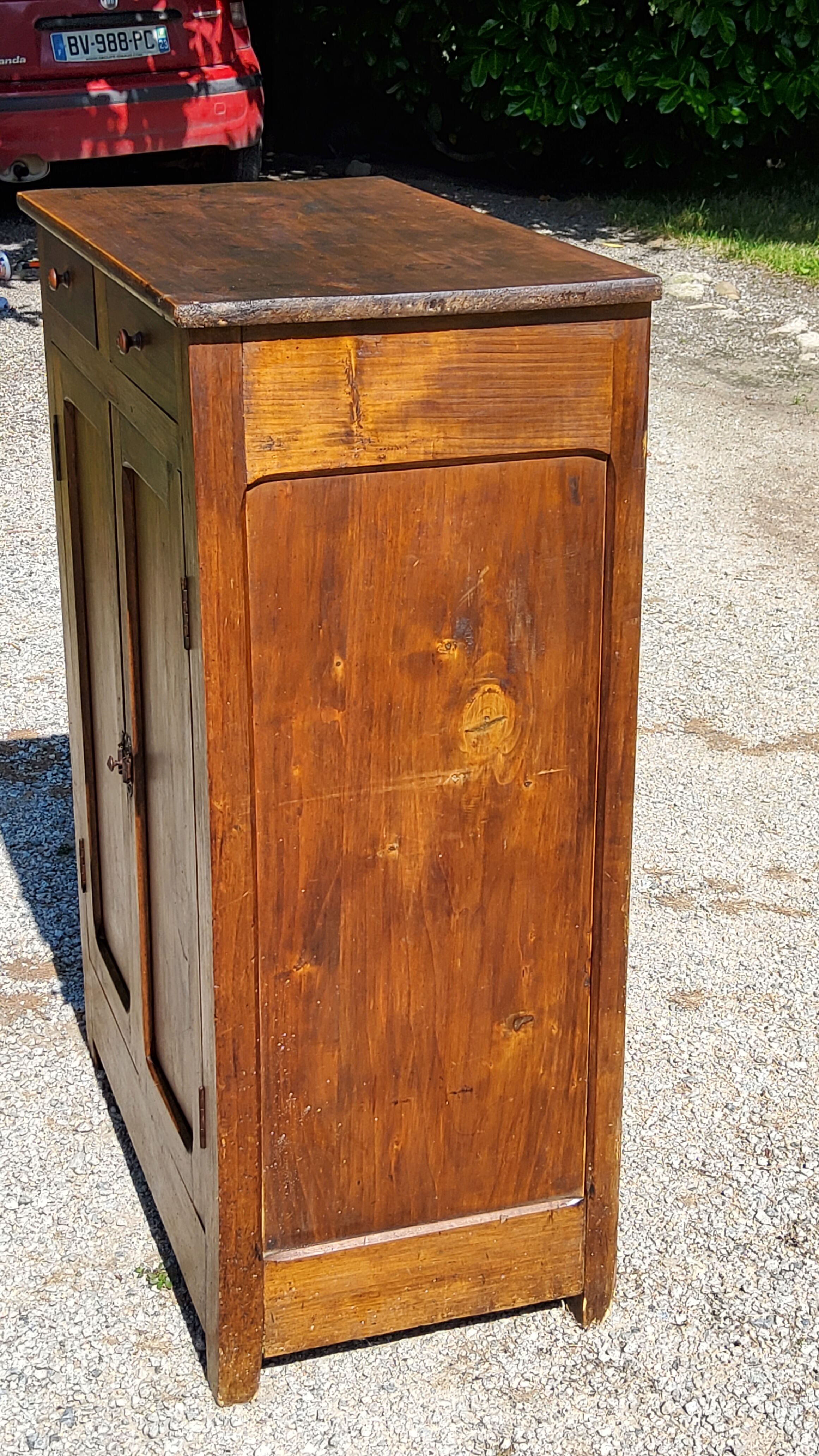 Buffet parisien à hauteur d’appui en peuplier 2 portes 2 tiroirs des années 20
