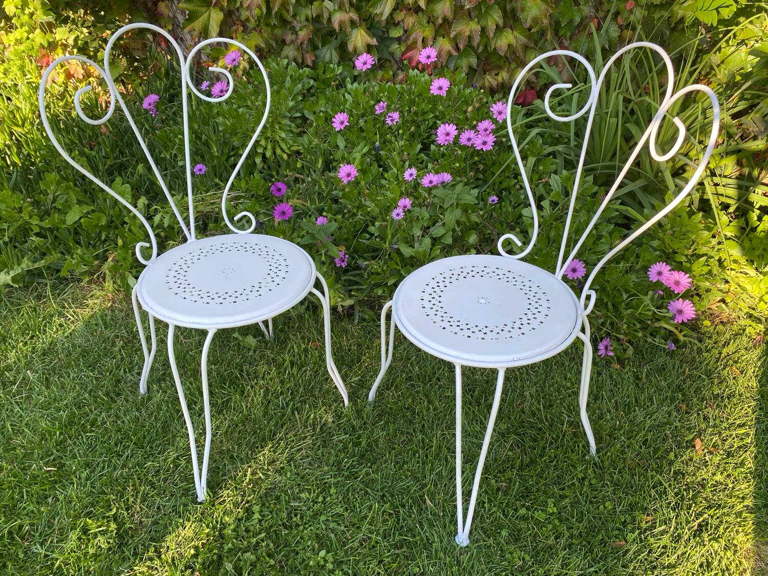 Paire de chaises de jardin anciennes en fer forgé ouvragé