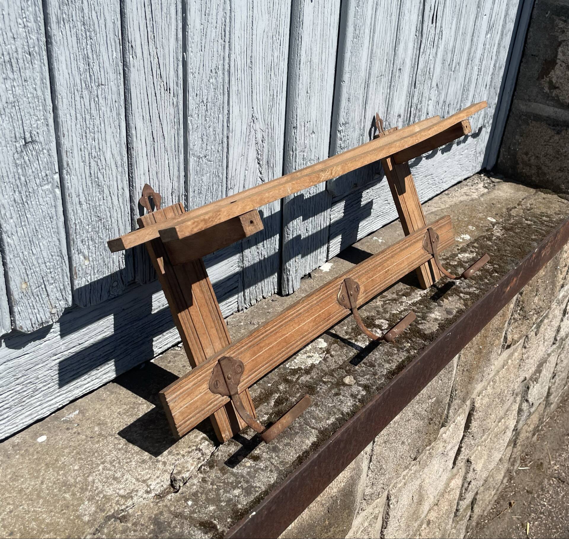 Wall-mounted coat rack in solid wood with shelf