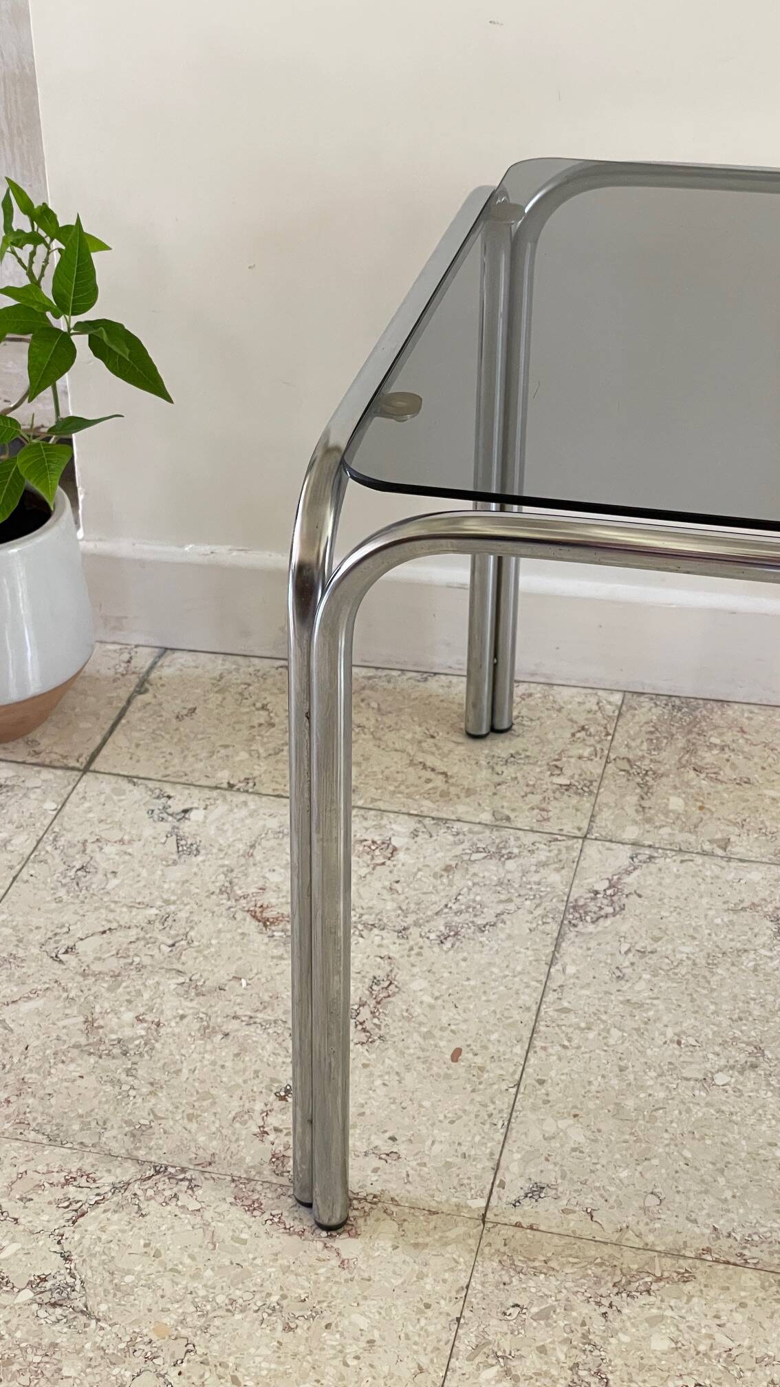 Table basse annees 70 verre et acier chromé