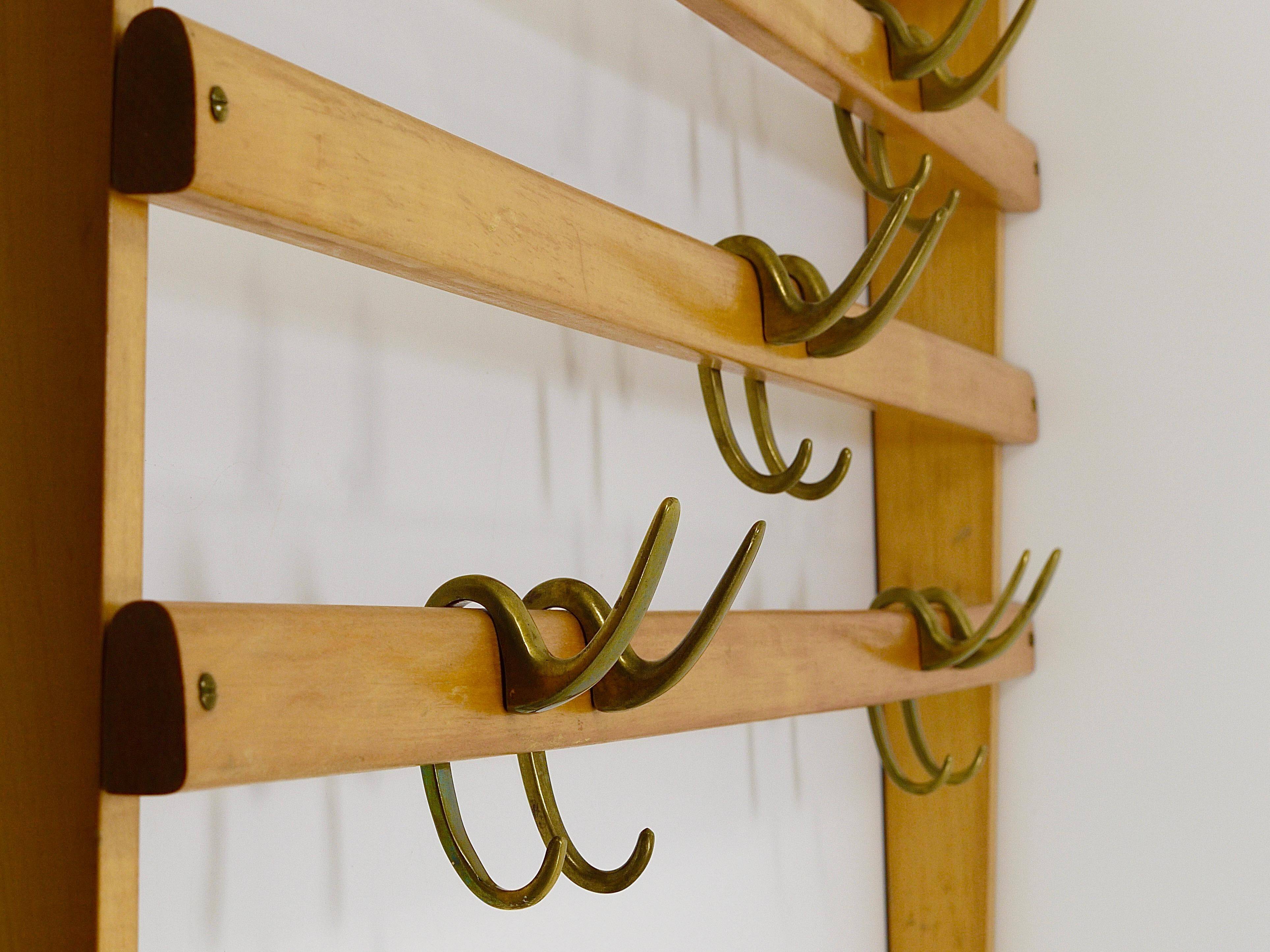 Grand coat rack Auböck Carl Mid-Century in beech with 8 brass hooks, 1950s.