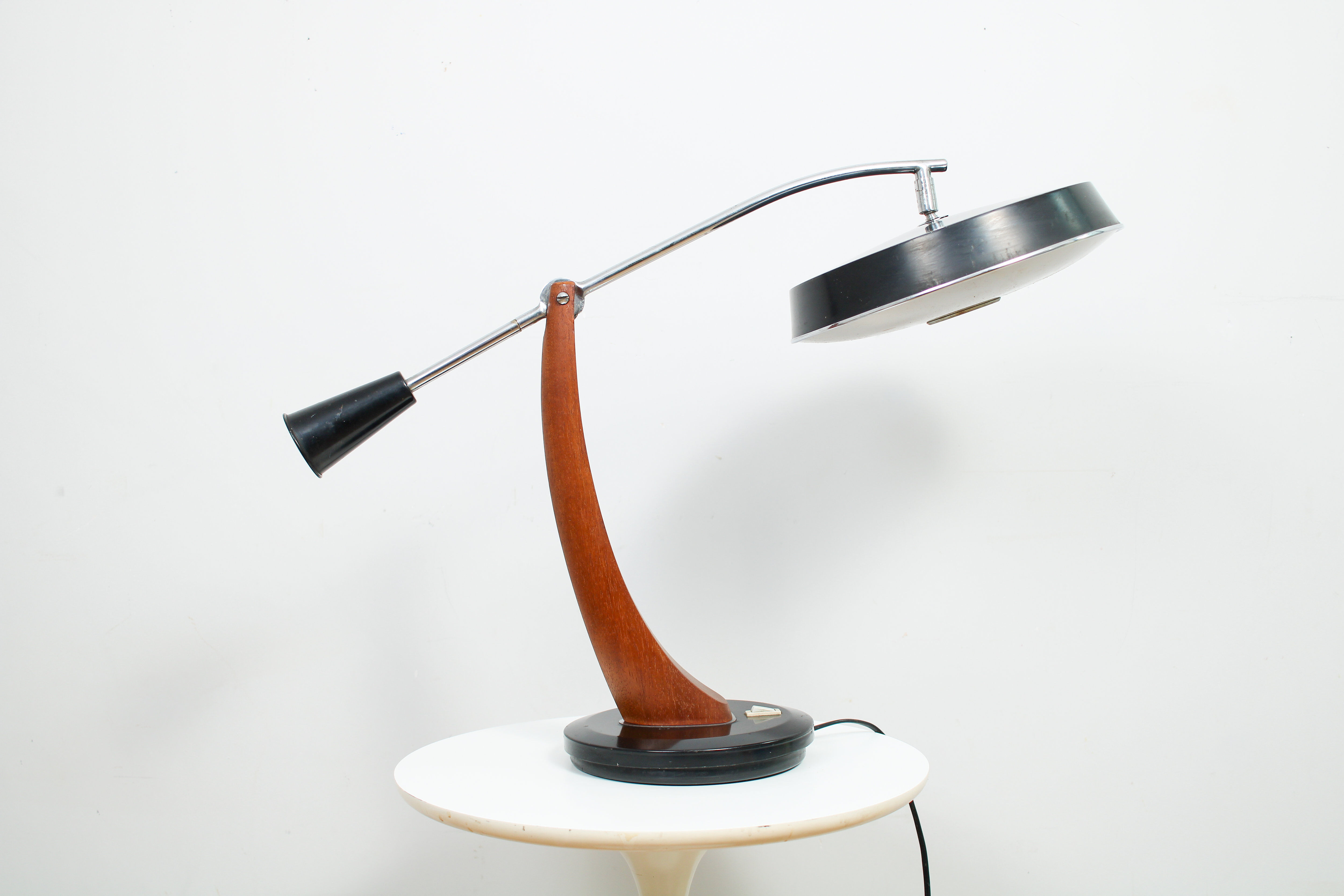 FASE President Pendulum in black with a walnut base