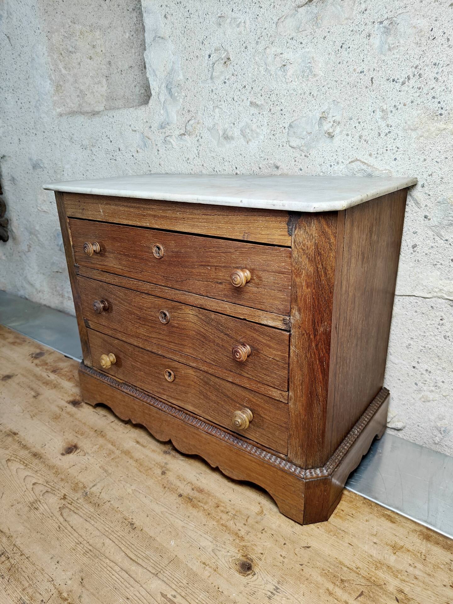 Small miniature table chest in oak and marble.