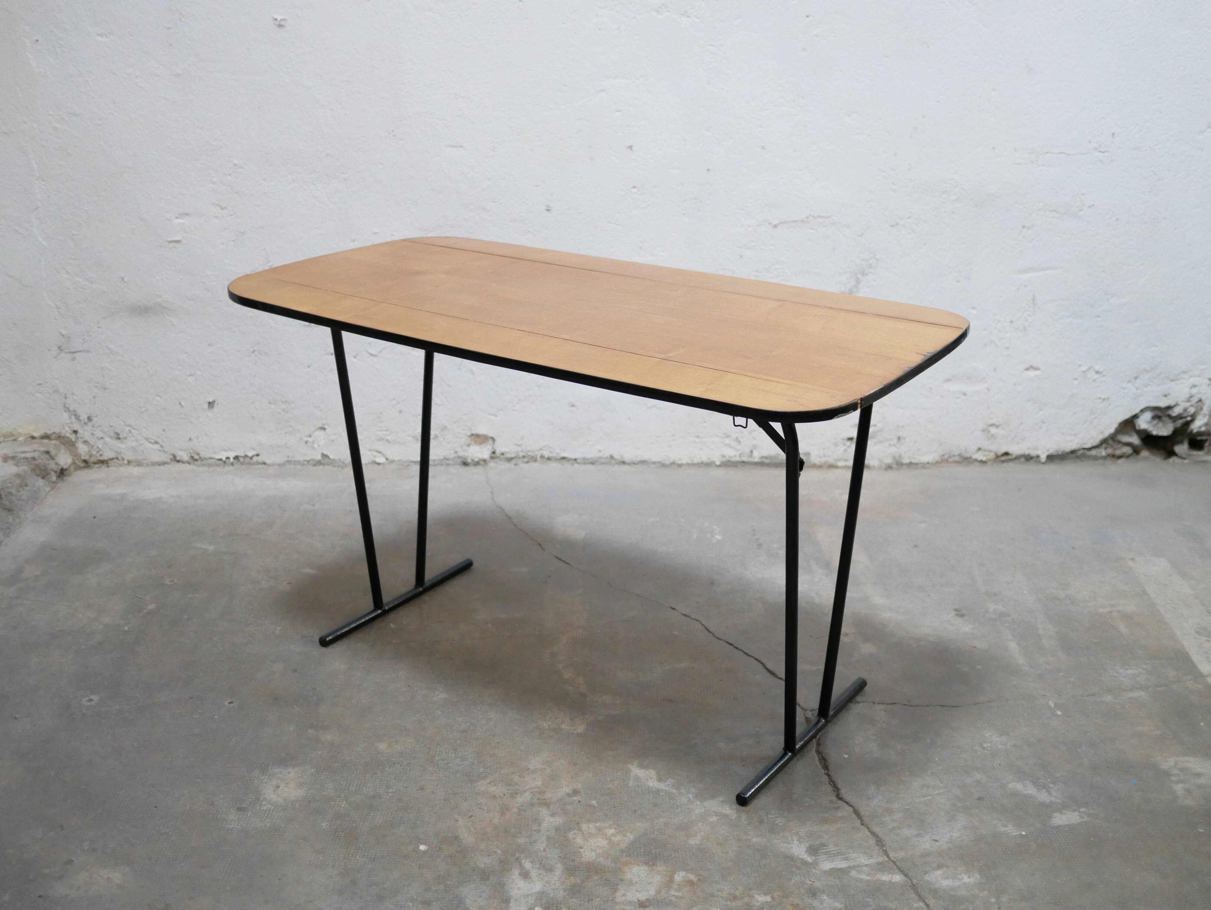 Table pliante vintage en bois et métal