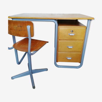 Bureau de style bauhaus avec chaise