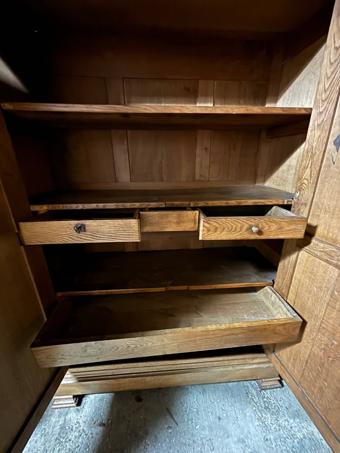Parisian oak cabinet with pegs