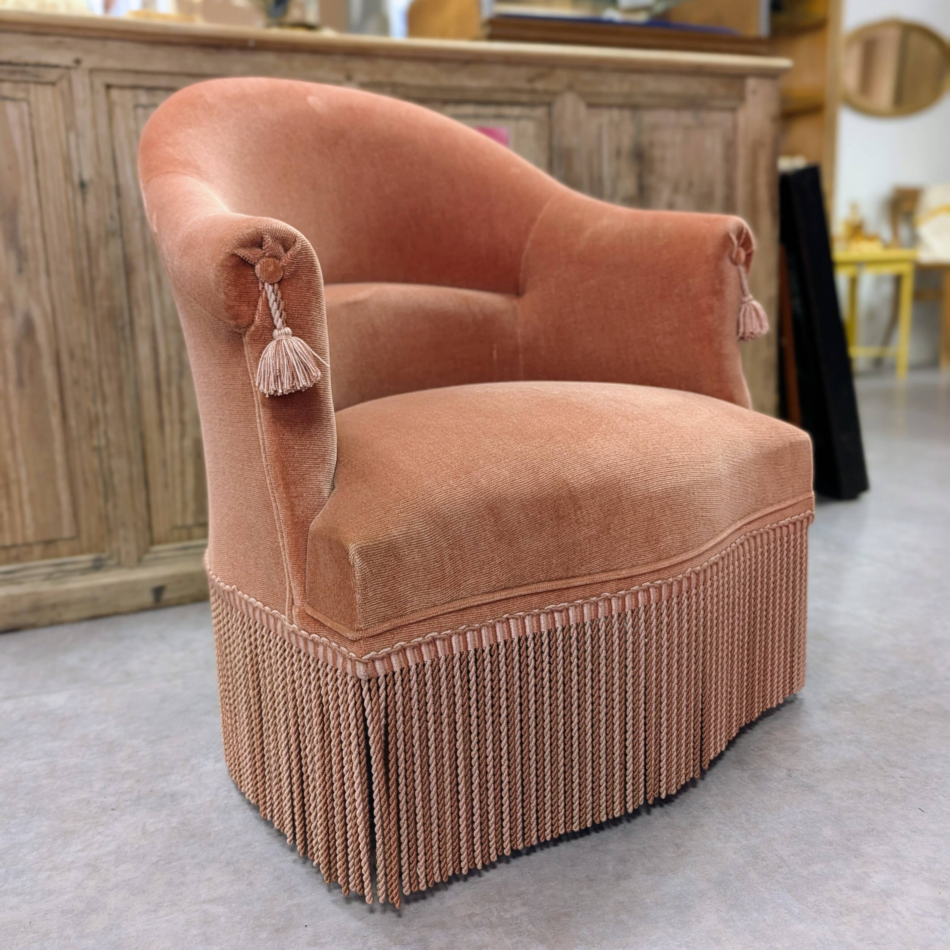 Fringed frog armchair