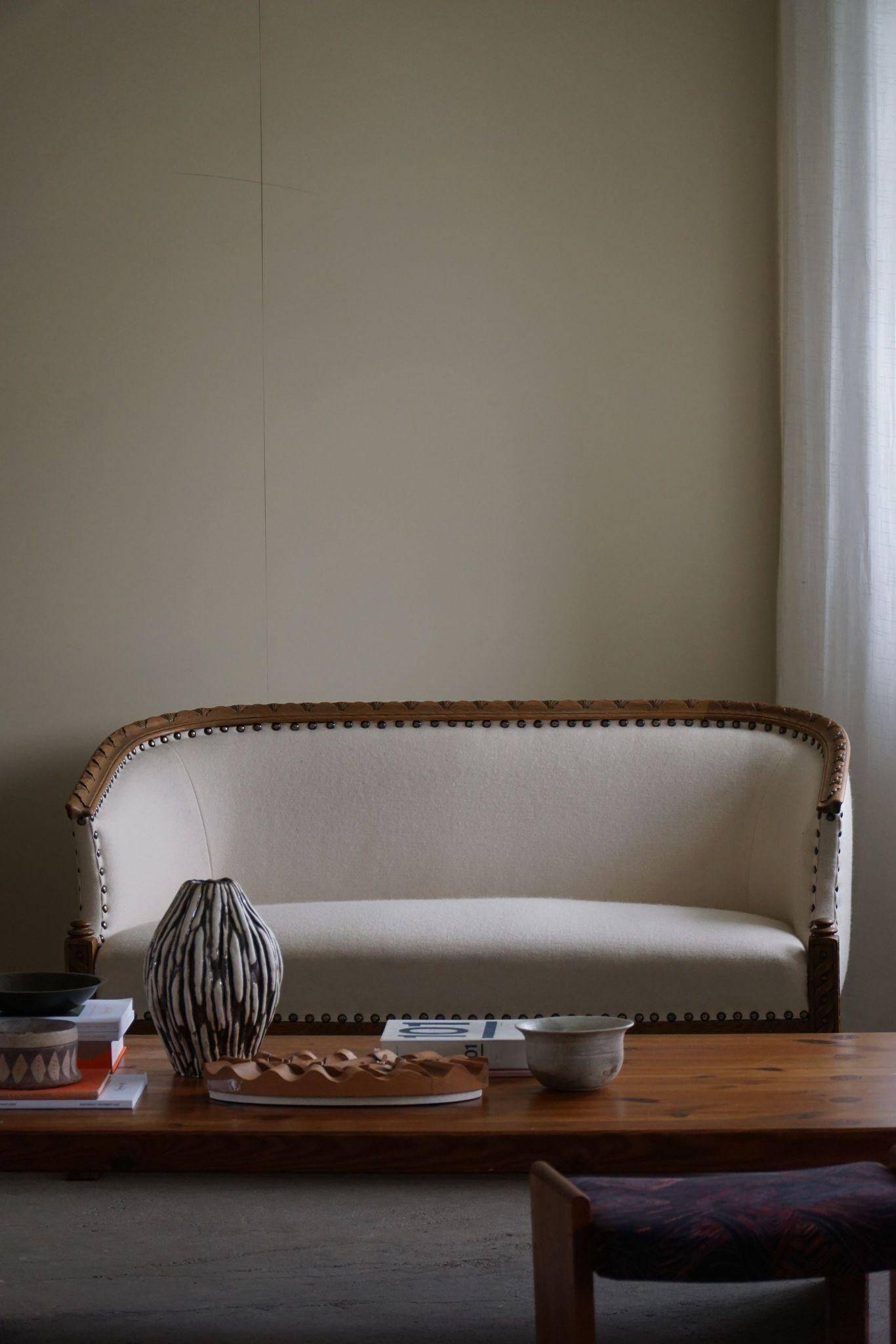 Sculptural 2-seater canapé in oak and wool, Danish "Skønvirke" style, 1920s.