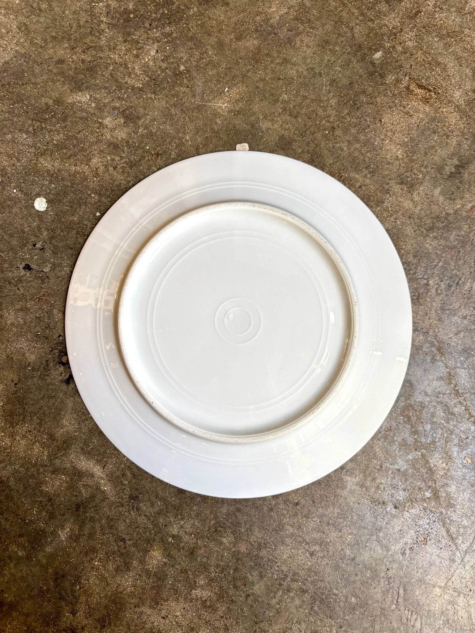 Assiette plate en porcelaine dorée monogrammée "F"