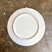 Assiette plate en porcelaine dorée monogrammée "F"