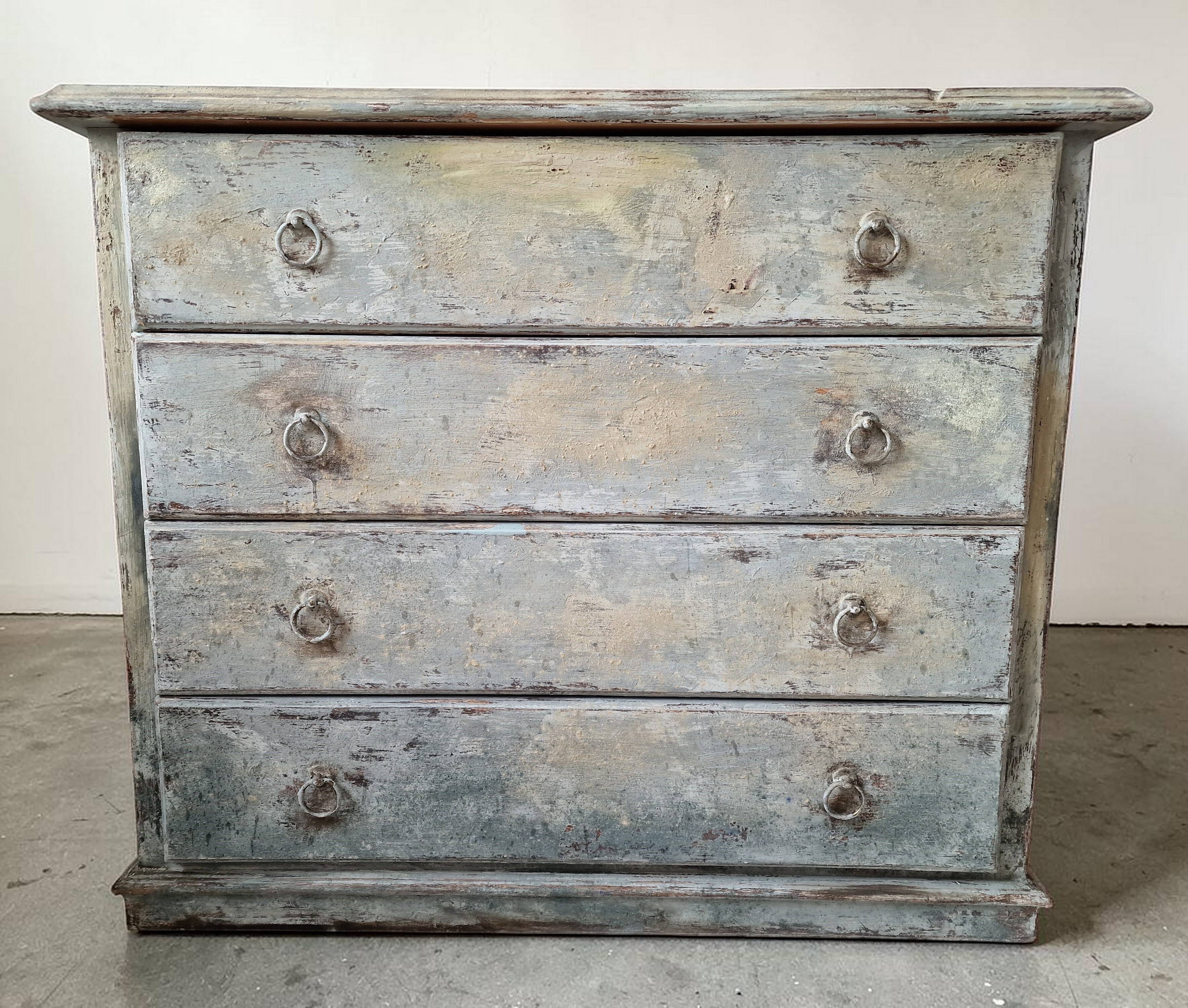Commode patinée beige et bleu style wabi sabi