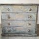 Commode patinée beige et bleu style wabi sabi