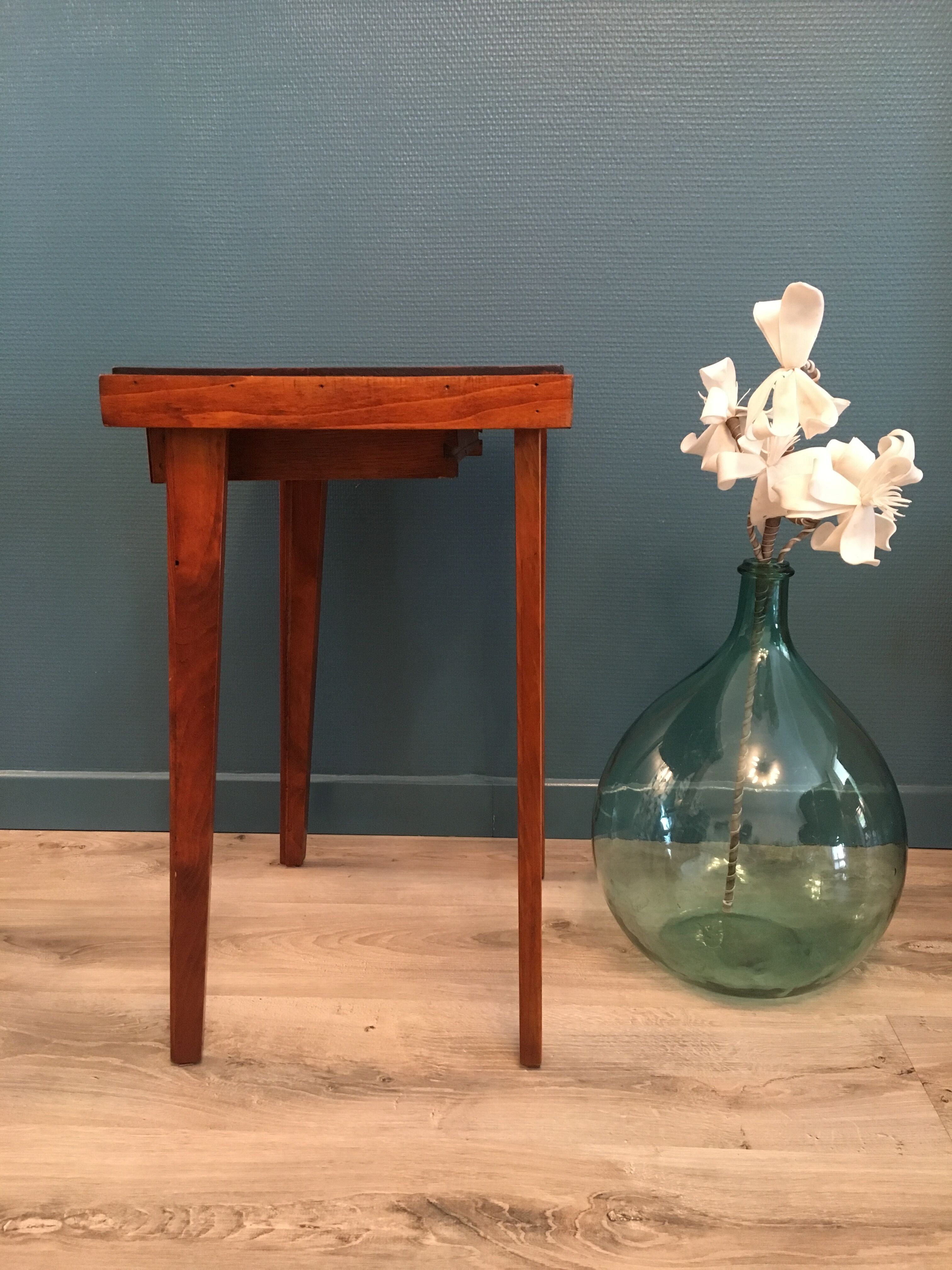 Art Deco 1940 side table compass feet
