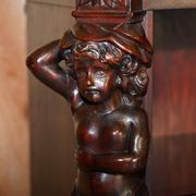 Bibliothèque sculptée à la main circa 1900 en bois dur avec statues Hermès