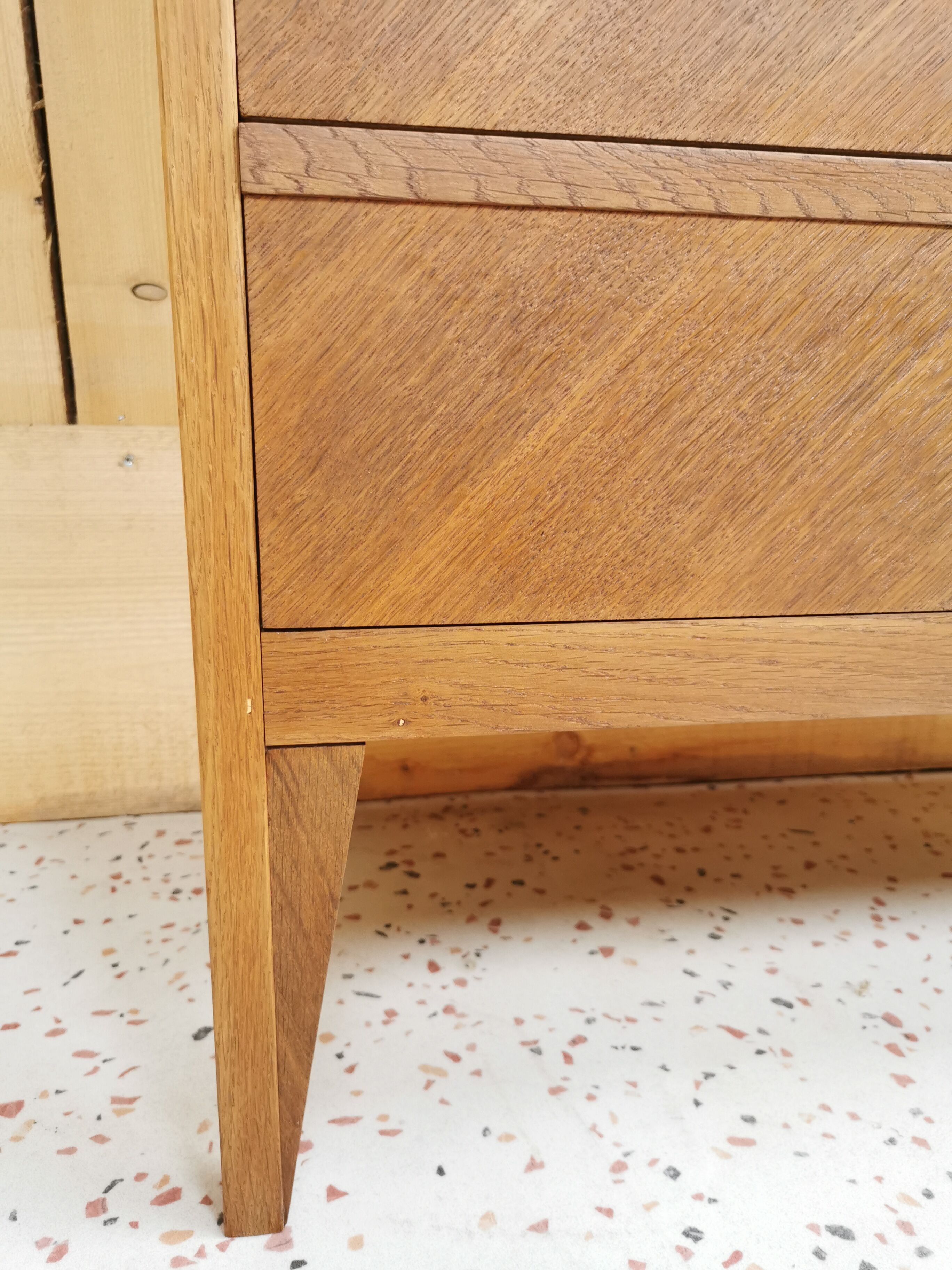 Oak chest of drawers