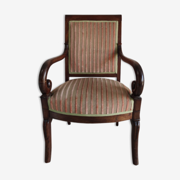 Armchair with butts trimmed striped velvet