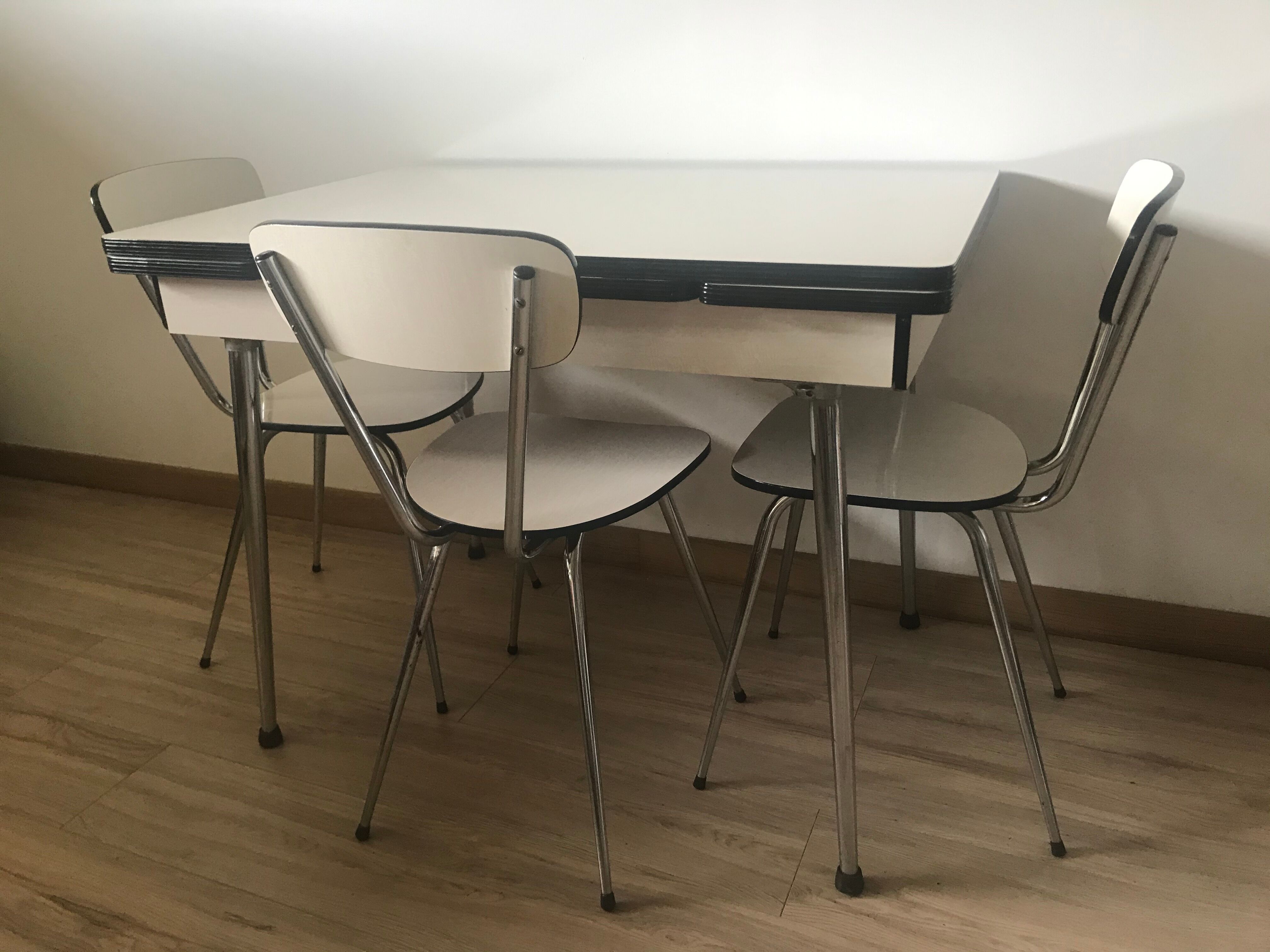 Table and its 3 Formica chairs