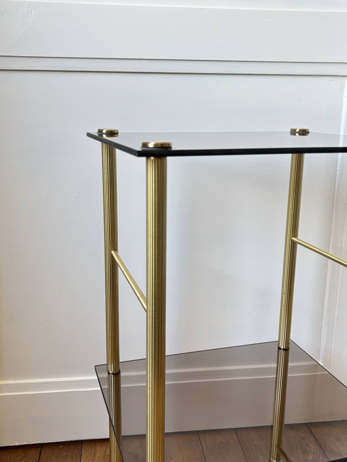 Tables d’appoint en verre et laiton