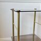 Tables d’appoint en verre et laiton